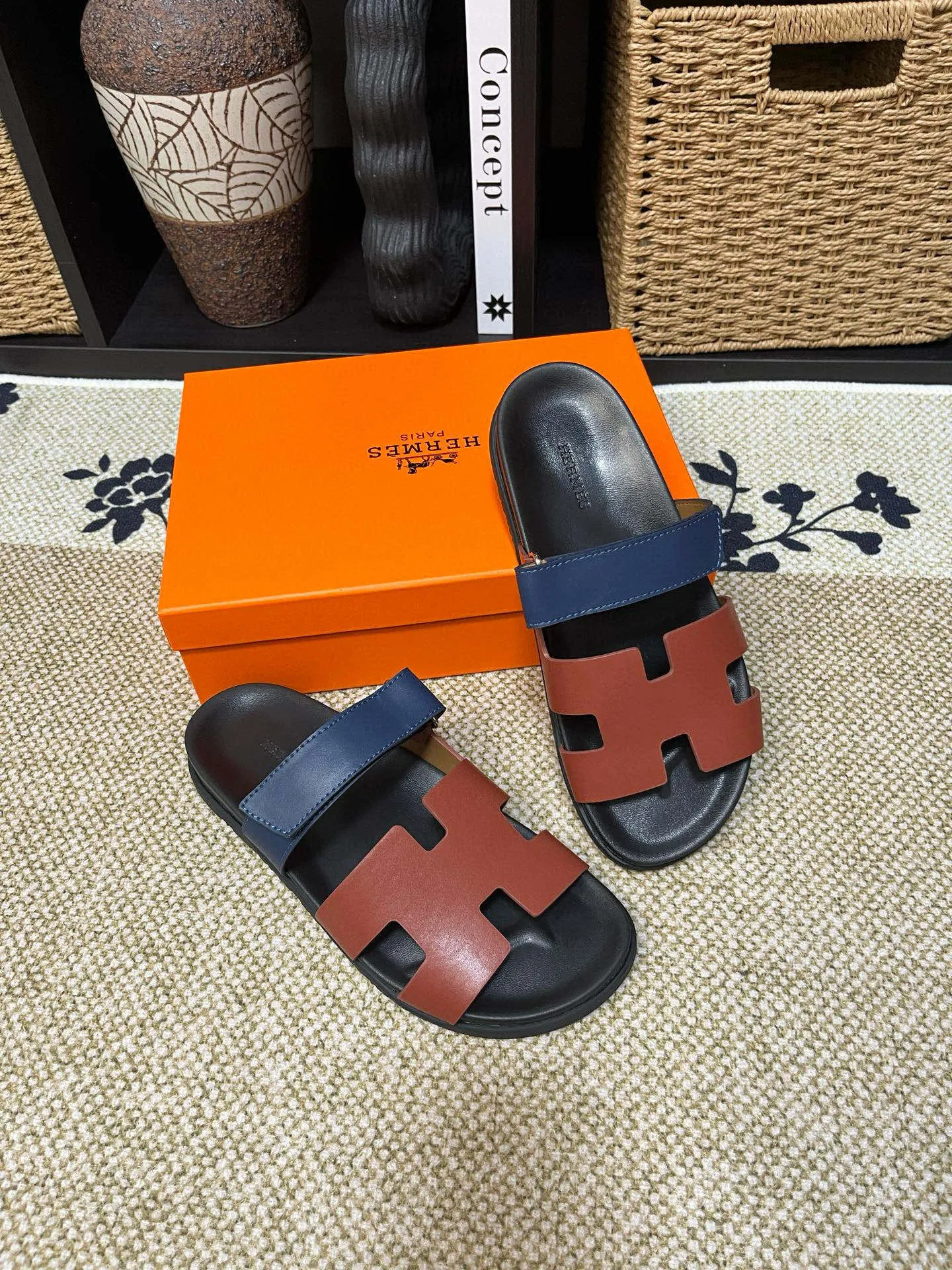 Factory price: 340💰Long-term availability Hermes men's Kazimir slippers for couples - top quality, Hermès woven calfskin functional sandals. The interwoven upper inspired by the "H" iconic pattern creates a casual look, which can be said to be a good companion for summer. Imported cowhide + cowhide lining + TU men's shoes💰Outsole Size: 35-46